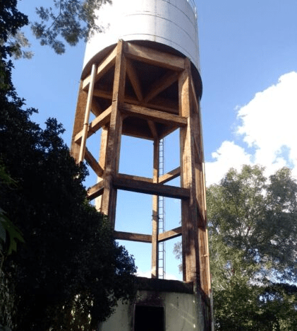 Homem é preso após provocar incêndio e tentar impedir trabalho de bombeiros