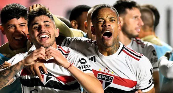 São Paulo tem momentos de sustos, mas goleia o Vasco