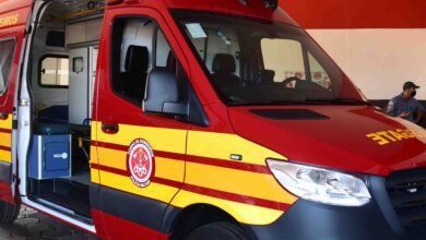 Colisão entre carro e moto deixa pai e filha feridos