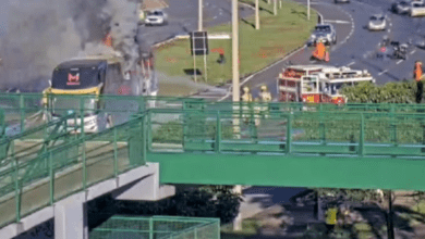 Vídeo - Ônibus com time de futebol feminino pega fogo
