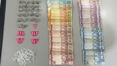 Um homem foi preso em flagrante por tráfico de drogas durante operação da Polícia Militar, no bairro Santa Efigênia, em Olímpia (SP). Durante a ação, um suspeito foi flagrado pulando muros e telhados de casas. Em seguida, entrou em uma residência e se escondeu em um banheiro para fugir da equipe. Segundo a PM, o homem foi capturado e com ele foram encontrados 22 porções de maconha, 13 microtubos de cocaína, embalagem para droga, além de R$ 505 em dinheiro. O homem foi preso em flagrante por tráfico de drogas.