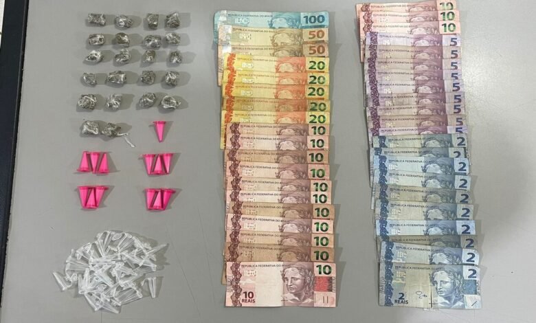 Um homem foi preso em flagrante por tráfico de drogas durante operação da Polícia Militar, no bairro Santa Efigênia, em Olímpia (SP). Durante a ação, um suspeito foi flagrado pulando muros e telhados de casas. Em seguida, entrou em uma residência e se escondeu em um banheiro para fugir da equipe. Segundo a PM, o homem foi capturado e com ele foram encontrados 22 porções de maconha, 13 microtubos de cocaína, embalagem para droga, além de R$ 505 em dinheiro. O homem foi preso em flagrante por tráfico de drogas.