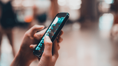 Mulher tem celular furtado enquanto trabalhava em frente a restaurante