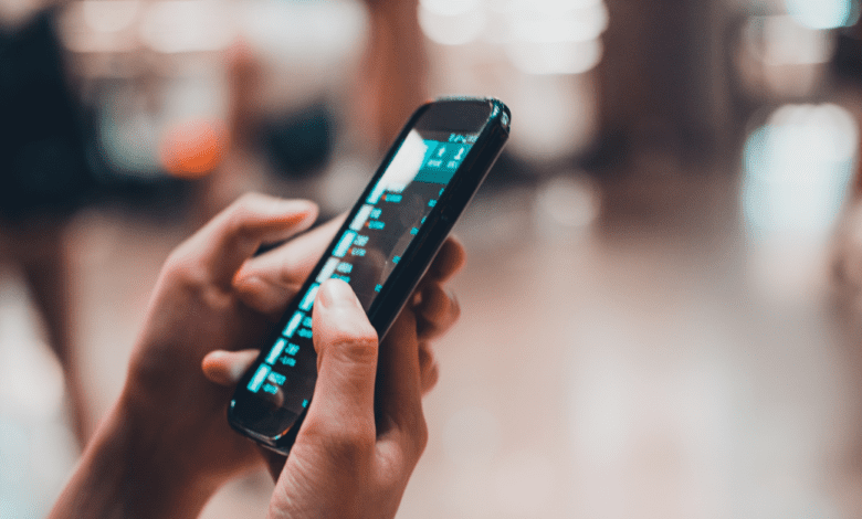 Mulher tem celular furtado enquanto trabalhava em frente a restaurante