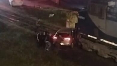 VÍDEO - Carro cruza via preferencial e é atingido por Trem