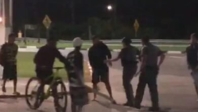 VÍDEO - Policial militar é agredido com pedaço de madeira por moradores