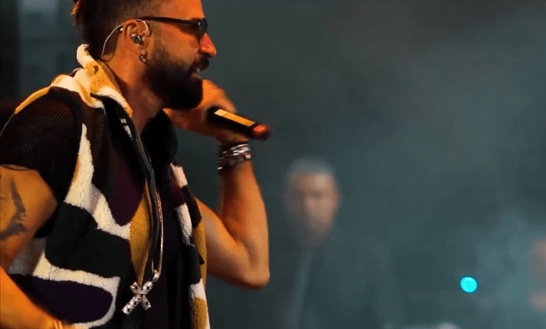 Latino faz público vibrar com muita energia em evento da Prefeitura