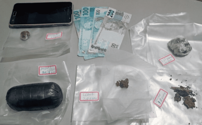 Mulher é detida ao tentar levar drogas para marido preso