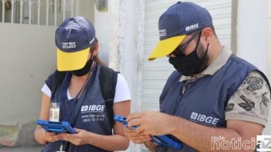 As provas objetivas serão aplicadas presencialmente em 10 de abril de 2022 para agente censitário municipal, agente censitário supervisor e recenseador, seguindo os protocolos sanitários de prevenção da Covid-19. Como as provas serão realizadas em turnos diferentes - de manhã para recenseador e de tarde para agente censitário -, os candidatos podem se inscrever para ambos os cargos. As provas serão realizadas em todos os municípios onde houver vagas. O candidato pode realizar a prova em município diferente do que ele escolher para trabalhar. Provas para agente censitário municipal e agente censitário supervisor: prova objetiva de múltipla escolha, com 3h30 de duração, das 14h30 às 18h 10 questões de Língua Portuguesa 10 questões de Raciocínio Lógico Quantitativo 5 questões de Ética no Serviço Público 15 questões de Noções de Administração/Situações Gerenciais 20 questões de Conhecimentos Técnicos Provas para recenseador: prova objetiva de múltipla escolha, com 3 horas de duração, das 9h às 12h 10 questões de Língua Portuguesa 10 questões de Matemática 5 questões sobre Ética no Serviço Público 25 questões de Conhecimentos Técnicos O IBGE disponibilizou uma apostila de conhecimentos técnicos para que o candidato obtenha os conhecimentos necessários para responder às questões sobre a operação censitária. A apostila e o Código de Ética do IBGE estão disponíveis nos links dos editais no site da FGV. Os gabaritos preliminares serão divulgados no dia seguinte à aplicação das provas. Os gabaritos definitivos estarão disponíveis em 2 de maio de 2022. O resultado final dos aprovados será divulgado em 6 de maio de 2022. A previsão de contratação dos agentes censitários é a partir de 31 de maio de 2022. Já a convocação para o treinamento e contratação dos recenseadores estão previstas para o mês de junho de 2022. Para os dias de aplicação das provas, foram estabelecidos os seguintes protocolos sanitários: Uso obrigatório de máscaras Uso de outros EPIs necessários pelos aplicadores das provas Distanciamento seguro entre candidatos e aplicadores de prova Disponibilização de álcool em gel em todos os locais de prova Higienização de locais de prova e equipamentos Redução máxima do contato entre as pessoas Medidas para evitar aglomerações Respeito às legislações locais. O candidato que descumprir as medidas de proteção será eliminado do processo seletivo. Devolução de taxas de inscrição O Instituto Brasileiro de Geografia e Estatística (IBGE) começou em 3 de dezembro a devolução da taxa de inscrição aos mais de 580 mil candidatos do processo seletivo simplificado referente ao Censo 2021, cancelado em outubro e que oferecia mais de 204 mil vagas para agente censitário e recenseador. O pedido de reembolso deve ser feito pelo candidato no portal do IBGE, e o valor será restituído em até 40 dias após a solicitação. A orientação vale também para ressarcimento aos inscritos no processo seletivo do Censo 2020 - veja aqui o passo a passo. O depósito só será realizado em conta corrente em nome e CPF do candidato. Não será feito depósito em conta poupança, conta salário, conta conjunta ou contas de terceiros. O CPF também deve estar em situação regular junto à Receita Federal. No dia 18 de outubro, o IBGE cancelou o processo seletivo e o contrato com o Centro Brasileiro de Pesquisa em Avaliação e Seleção e de Promoção de Eventos (Cebraspe), que era a banca organizadora. O processo seletivo já havia sido suspenso em abril deste ano. À época, a decisão foi tomada por conta da aprovação, pelo Congresso, do Orçamento para este ano, que reduziu a apenas R$ 71 milhões o valor destinado para a realização da pesquisa, o que inviabilizou a realização do Censo. Para 2022, o governo vai reservar cerca de R$ 2,3 bilhões para a realização da pesquisa depois de uma batalha judicial. Em maio deste ano, o Supremo Tribunal Federal (STF) determinou que a administração Jair Bolsonaro está obrigada a tomar as medidas necessárias para realizar o Censo no ano que vem. Por lei, a pesquisa deve ser realizada a cada dez anos. A última ocorreu em 2010.