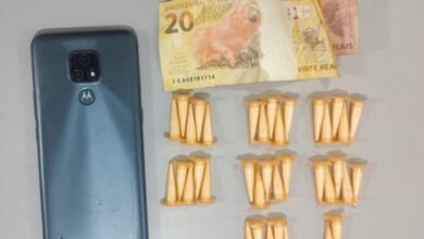 Jovem é detido pela polícia por tráfico de drogas