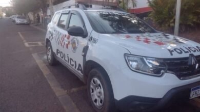 Mulher é flagrada com drogas escondidas no corpo durante abordagem policial