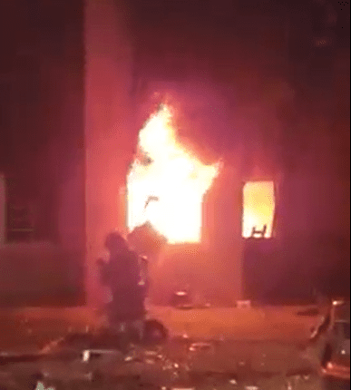VÍDEO - Incêndio destrói apartamento em Sertãozinho