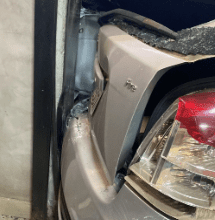 VÍDEO - Motorista perde controle e carro invade padaria