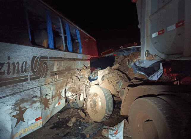 Grave acidente envolve caminhão e ônibus com 45 trabalhadores de usina
