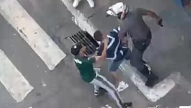 VÍDEO - Policial é alvo de pedradas e garrafadas