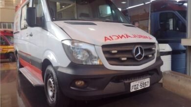 Motociclista é socorrido após colisão com carro em Colômbia