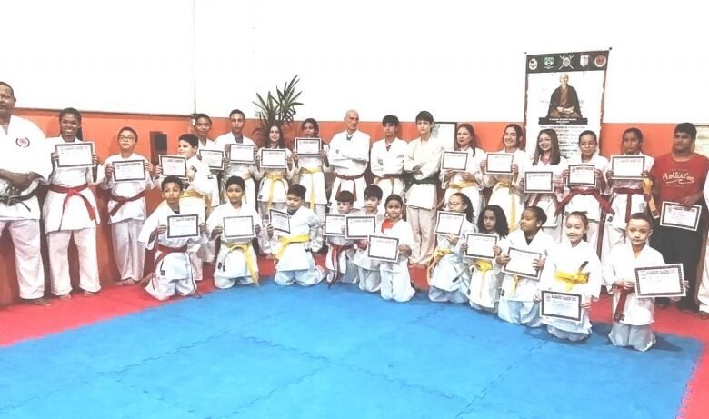 Cerimônia de entrega de certificados e faixas é realizada no Rochão