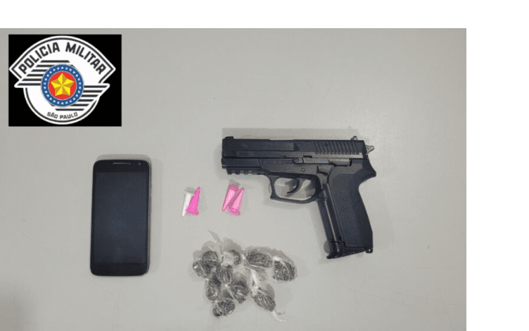 Polícia prende menor com simulacro de arma e drogas