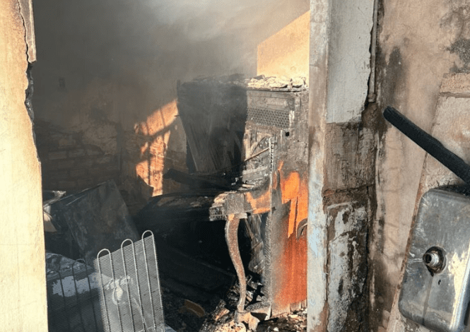 Incêndio em casa é combatido pelos bombeiros em Barretos