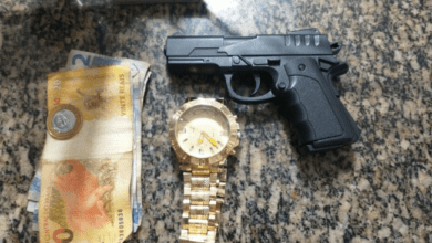 Adolescente é surpreendido com simulacro de pistola pela PM