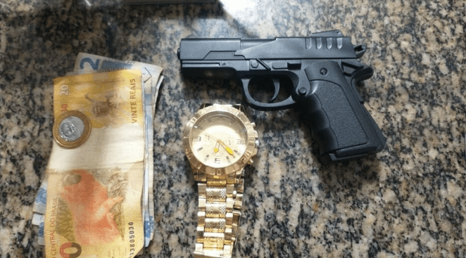 Adolescente é surpreendido com simulacro de pistola pela PM