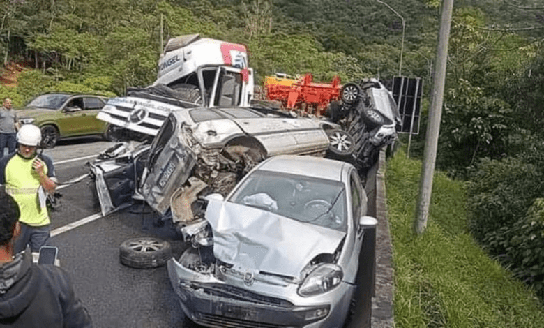 VÍDEO - Caminhão causa acidente e arrasta 14 carros