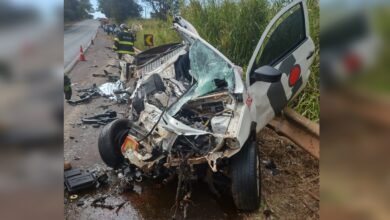 Duas pessoas morrem em batida entre carro e caminhão