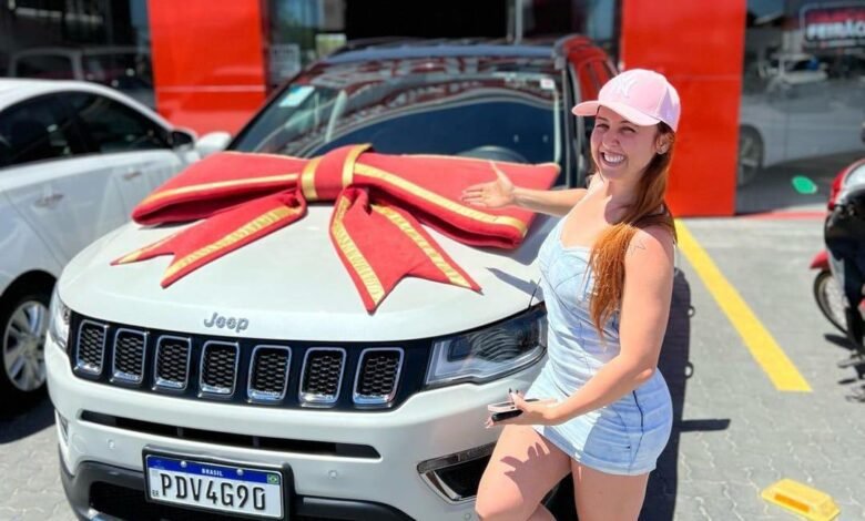 Influencer muda de vida com "nudes" e compra carro de luxo avaliado em 200 mil reais