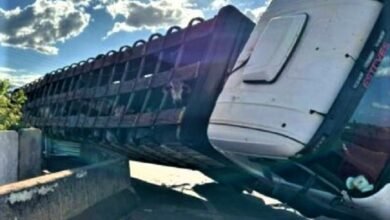 Caminhão tomba em acidente no trevo de acesso em Barretos