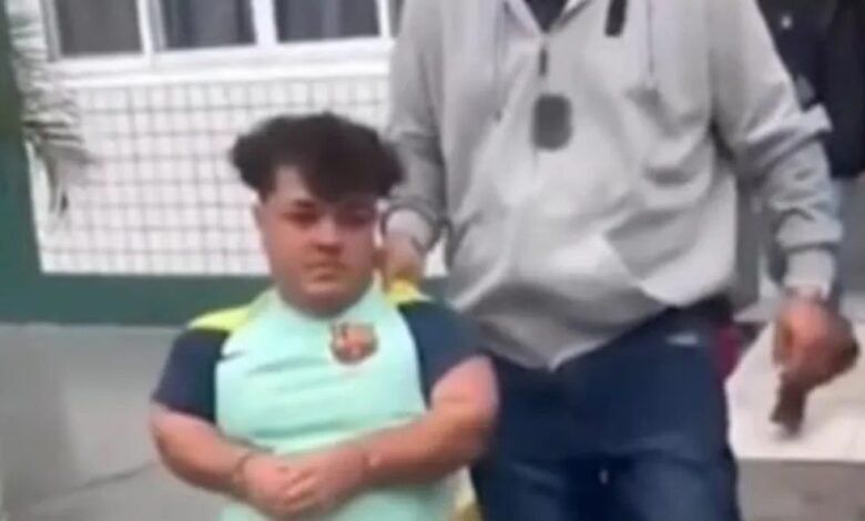 VÍDEO - "Anão do crime" viraliza na internet após ser preso