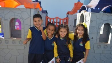 Prefeitura de Guaíra entrega uniformes para alunos da rede municipal