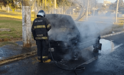 Carro é consumido por incêndio em Barretos