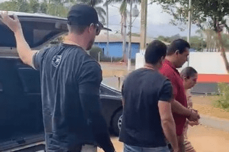 Casal preso por suspeita de torturar crianças em colina: detidos após denúncia