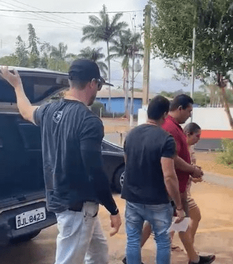 Casal preso por suspeita de torturar crianças em colina: detidos após denúncia