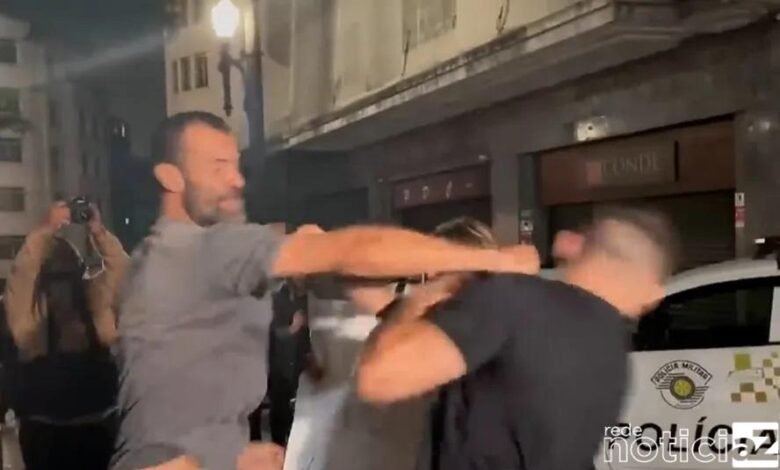 VÍDEO - Ex-deputado "Mamãe Falei" leva soco na cara em Manifestação