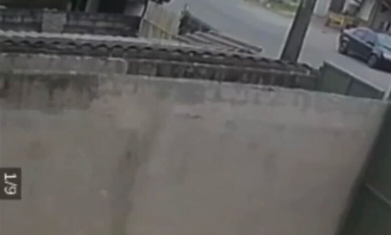 VÍDEO - Bebê é arremessado de veículo durante acidente