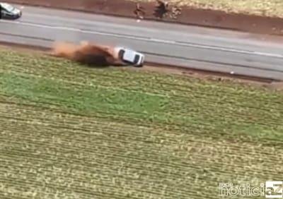 VÍDEO -Jovem foge da polícia, mas é capturado com 400 kg de maconha