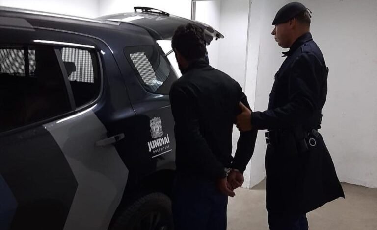 Dois homens são presos por furto a residência