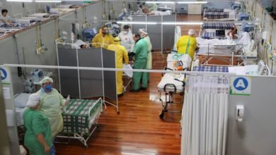 O número de crianças internadas com covid-19 cresceu nos hospitais particulares do estado de São Paulo. Isso é o que apontou uma pesquisa feita pelo Sindicato dos Hospitais, Clínicas, Laboratórios e Demais Estabelecimentos de Saúde do Estado de São Paulo (SindHosp), divulgada hoje (12). Segundo a pesquisa, que apurou dados com 93 hospitais de 12 das 17 regionais de saúde do estado paulista entre os dias 8 e 11 de março, o aumento no número de crianças e adolescentes internados já corresponde a 47% na rede privada. O número absoluto de crianças internadas não foi divulgado pela pesquisa. Ontem (11), segundo dados disponibilizados no site do governo estadual de São Paulo dedicado exclusivamente a informações sobre o novo coronavírus, três hospitais infantis administrados pela prefeitura da capital paulista registravam 28 pacientes internados, sete deles em estado grave. No Hospital Municipal Menino Jesus, havia ontem sete pacientes internados, sendo que quatro estavam em unidades de terapia intensiva (UTI). Já no hospital infantil Darcy Vargas eram sete os internados, sendo um em UTI. No Hospital Infantil Candido Fontoura São Paulo eram 14 os internados, sendo dois em UTIs. O aumento dos casos de covid-19 em crianças já tem alertado algumas prefeituras do estado. Em Várzea Paulista, a prefeitura fez um comunicado aos pais, informando que a doença tem crescido entre as crianças e adolescentes da cidade. “A nova variante da covid-19, causada pelo novo coronavírus, tem atingido bem mais crianças e adolescentes do que a cepa anterior. Desde a última semana, dois pequenos varzinos tiveram o vírus confirmado”, informou a prefeitura esta semana, acrescentando que havia mais 17 crianças com suspeita da doença. Em uma rede social, Felipe Amaral de Carvalho, assessor especial da saúde de Várzea Paulista, falou sobre o aumento de casos do novo coronavírus em crianças. “Há menos de 30 dias não víamos grandes números de casos em idades pediátricas. Agora já começamos a receber números que não tínhamos. Até então, as crianças eram assintomáticas, não desenvolviam a doença. E hoje temos outra realidade: o número de crianças que vem tendo quadro clínico e internamento médico vem subindo cada vez mais. Por isso reforçamos a importância do uso de máscara, da higienização das mãos e de ficar trancado em casa”. Mortes O levantamento feito pelo sindicato não tratou sobre o aumento nas mortes. Mas uma pesquisa feita pela Agência Brasil com base nos balanços divulgados pela Secretaria Estadual da Saúde de São Paulo demonstrou que o estado já registra, nesses três primeiros meses de 2021, um incremento no número de mortes de crianças. Somente neste ano, com dados computados entre 1º de janeiro e 12 de março, 22 crianças menores de 10 anos morreram por covid-19 em todo o estado de São Paulo. Esse número representa mais de 40% do que foi registrado em todo o ano passado, entre os meses de março a dezembro, com 52 mortes. A primeira criança vítima de covid-19 do estado foi uma bebê de sete meses, da cidade de São Paulo, que morreu no dia 25 de abril.