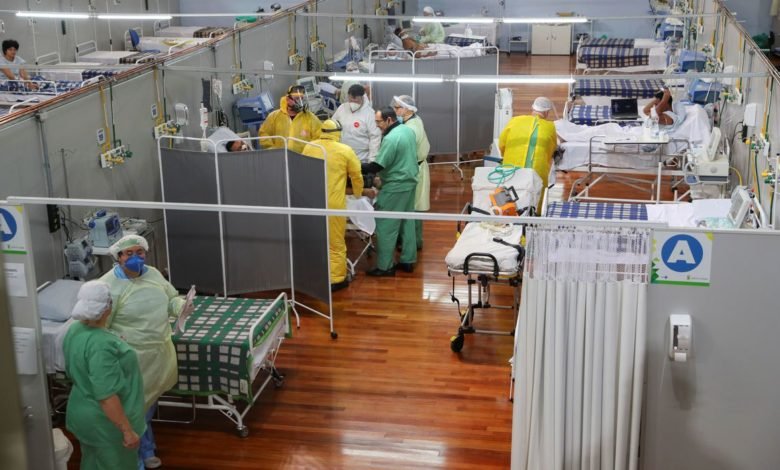 O número de crianças internadas com covid-19 cresceu nos hospitais particulares do estado de São Paulo. Isso é o que apontou uma pesquisa feita pelo Sindicato dos Hospitais, Clínicas, Laboratórios e Demais Estabelecimentos de Saúde do Estado de São Paulo (SindHosp), divulgada hoje (12). Segundo a pesquisa, que apurou dados com 93 hospitais de 12 das 17 regionais de saúde do estado paulista entre os dias 8 e 11 de março, o aumento no número de crianças e adolescentes internados já corresponde a 47% na rede privada. O número absoluto de crianças internadas não foi divulgado pela pesquisa. Ontem (11), segundo dados disponibilizados no site do governo estadual de São Paulo dedicado exclusivamente a informações sobre o novo coronavírus, três hospitais infantis administrados pela prefeitura da capital paulista registravam 28 pacientes internados, sete deles em estado grave. No Hospital Municipal Menino Jesus, havia ontem sete pacientes internados, sendo que quatro estavam em unidades de terapia intensiva (UTI). Já no hospital infantil Darcy Vargas eram sete os internados, sendo um em UTI. No Hospital Infantil Candido Fontoura São Paulo eram 14 os internados, sendo dois em UTIs. O aumento dos casos de covid-19 em crianças já tem alertado algumas prefeituras do estado. Em Várzea Paulista, a prefeitura fez um comunicado aos pais, informando que a doença tem crescido entre as crianças e adolescentes da cidade. “A nova variante da covid-19, causada pelo novo coronavírus, tem atingido bem mais crianças e adolescentes do que a cepa anterior. Desde a última semana, dois pequenos varzinos tiveram o vírus confirmado”, informou a prefeitura esta semana, acrescentando que havia mais 17 crianças com suspeita da doença. Em uma rede social, Felipe Amaral de Carvalho, assessor especial da saúde de Várzea Paulista, falou sobre o aumento de casos do novo coronavírus em crianças. “Há menos de 30 dias não víamos grandes números de casos em idades pediátricas. Agora já começamos a receber números que não tínhamos. Até então, as crianças eram assintomáticas, não desenvolviam a doença. E hoje temos outra realidade: o número de crianças que vem tendo quadro clínico e internamento médico vem subindo cada vez mais. Por isso reforçamos a importância do uso de máscara, da higienização das mãos e de ficar trancado em casa”. Mortes O levantamento feito pelo sindicato não tratou sobre o aumento nas mortes. Mas uma pesquisa feita pela Agência Brasil com base nos balanços divulgados pela Secretaria Estadual da Saúde de São Paulo demonstrou que o estado já registra, nesses três primeiros meses de 2021, um incremento no número de mortes de crianças. Somente neste ano, com dados computados entre 1º de janeiro e 12 de março, 22 crianças menores de 10 anos morreram por covid-19 em todo o estado de São Paulo. Esse número representa mais de 40% do que foi registrado em todo o ano passado, entre os meses de março a dezembro, com 52 mortes. A primeira criança vítima de covid-19 do estado foi uma bebê de sete meses, da cidade de São Paulo, que morreu no dia 25 de abril.