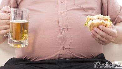 Um estudo feito pelo Instituto Nacional de Câncer José Alencar Gomes da Silva (Inca) revela que o gasto com casos de câncer relacionados à obesidade entre adultos ficou em R$ 1,4 bilhão do total de 3,5 bilhões aplicados em 2018 pelo governo federal no tratamento da doença na rede do Sistema Único de Saúde (SUS). Feito em parceria com a Universidade do Estado do Rio de Janeiro (Uerj) e a Universidade Federal do Rio Grande do Sul (UFRGS), o estudo é inédito e teve início no fim de 2019. O resultado foi publicado no dia 11 de março, na revista científica internacional Plos One. Segundo o oncologista clínico do Inca Ronaldo Corrêa, coordenador da pesquisa, de modo geral, o câncer é uma doença multifatorial. Isso significa que existem diversos fatores de risco para a doença, entre os quais o consumo de tabaco, de álcool e de carne vermelha, o sedentarismo e o excesso de peso ou obesidade. O estudo concluiu que são altos os gastos com cânceres vinculados ao excesso de peso, considerando o cálculo da fração atribuível. “A gente pega a prevalência do fator de risco na população, quer dizer, quantas pessoas têm excesso de peso na população brasileira em diferentes faixas etárias e por sexo e vê qual é a prevalência desse fator de risco. Quanto maior a prevalência, maior a chance que o fator de risco tem de estar causando o câncer”, disse Corrêa hoje (5), em entrevista à Agência Brasil. Os pesquisadores consideram ainda outro fator epidemiológico, que é o risco relativo. Essa medida de associação indica qual é a chance de uma pessoa com obesidade vir a ter um câncer em comparação a uma que não tem excesso de peso. A partir das duas medidas – prevalência e risco relativo – tais valores são aplicados na população brasileira e chega-se à fração atribuída. Percentuais O resultado evidencia quanto o excesso de peso contribui para os diversos tipos de cânceres associados à obesidade. O estudo do Inca mostrou que, no câncer de endométrio (corpo do útero), por exemplo, o índice ficou em torno de 24%. “Então, 24% dos cânceres do endométrio no Brasil, segundo o nosso estudo, são devido ao excesso de peso”, afirmou o médico. Isso significa que, a cada quatro cânceres do endométrio, um é devido ao excesso de peso. De acordo com Corrêa, no câncer de mama, a obesidade contribui com 5%; no câncer colorretal,com 1,8%; no câncer de vesícula biliar, com 8%; no câncer do final do esôfago, cm, 16%; no câncer de próstata avançado, com 2,5%. “Em cada câncer que está associado ao excesso de peso, esse fator tem uma contribuição relativa”. O oncologista explicou que, se o excesso de peso for eliminado entre os brasileiros, pode haver menos 5% de casos de câncer de mama, menos 25% dos casos de câncer do endométrio e assim por diante. O estudo do Inca verificou que 80% de toda a despesa com os cânceres atribuíveis ao excesso de peso foram com tratamento de tumores malignos de mama, colorretal e endométrio. Embora a contribuição do excesso de peso seja relativamente pequena para os cânceres de mama e colorretal, quando comparados ao de endométrio, o impacto econômico é alto pela grande incidência desses cânceres no país. Dados recentes da Pesquisa Nacional de Saúde, do Ministério da Saúde, mostram o avanço do excesso de peso e da obesidade na população brasileira nos últimos anos. O percentual de pessoas obesas em idade adulta mais do que dobrou em 17 anos, passando de 12,2%, entre 2002 e 2003, para 26,8%, em 2019. Nesse período, a proporção dos adultos com excesso de peso passou de 43,3% para 61,7%, o que representa quase dois terços dos brasileiros. Entre os mais jovens, os dados também preocupam: um em cada cinco adolescentes com idade entre 15 e 17 anos apresentou excesso de peso, e cerca de um terço das pessoas de 18 a 24 anos é obesa. Risco Ronaldo Corrêa alertou que uma criança ou adolescente com excesso de peso tem grande risco de se tornar um adulto com excesso de peso. “É provável que o excesso de peso na infância e adolescência seja um fator de risco para a pessoa permanecer com excesso de peso na vida adulta”. Mais tarde, na vida adulta, esse adolescente vai correr o risco de desenvolver câncer. O médico argumentou que uma análise do Brasil nos últimos 20 anos indicará que houve aumento do excesso de peso tanto na população de adultos quanto na de crianças e adolescentes. Para os especialistas, isso sinaliza que, no futuro, haverá vários problemas de saúde. “Não só câncer, mas doenças cardiovasculares, diabetes, entre elas.” Segundo o coordenador do estudo do Inca, o tratamento do excesso de peso poderia representar uma economia de R$ 60 milhões no gasto de R$ 1,4 bilhão registrado pelo governo federal no SUS em 2018. O dinheiro poupado com a eliminação desse fator de risco poderia ser aplicado em mais prevenção e em tratamentos mais eficazes, que podem reduzir a mortalidade por câncer. Covid-19 Na avaliação de Corrêa, o distanciamento social e o confinamento adotados para impedir a disseminação da covid-19 podem aumentar o percentual de obesos no país, por causa do sedentarismo e do maior consumo de alimentos processados e ultraprocessados. “É provável que, com esses fatores, tenha havido um aumento do excesso de peso na população.” Ele esclareceu, porém, que aumento de peso não significa que a pessoa vá ter câncer imediatamente. “Existe o que a gente chama de gap [lacuna] temporal. A pessoa vai passar alguns anos exposta àquele fator de risco para desenvolver um câncer.” Corrêa explicou que a pessoa começa a vida adulta aos 20 anos. Se ficar com excesso de peso até os 30, a partir de 40, 50, 60 anos, ela tem muito mais risco de ter câncer do que os adultos que se mantiveram no peso ideal. O médico destacou, porém, que ao final da pandemia, quem ganhou peso nesse período pode retornar às atividades normais e emagrecer. “Não é uma condenação”, disse Corrêa, que definiu a pandemia como um evento transitório, que vai passar. A diretora-geral do Inca, Ana Cristina Pinho, disse que os resultados do estudo podem ajudar os formuladores de políticas públicas, como o próprio instituto, a dar prioridade a ações de controle do câncer, buscando equilíbrio entre o que é gasto na prevenção, especificamente no excesso de peso, e o que é gasto com o tratamento do câncer.