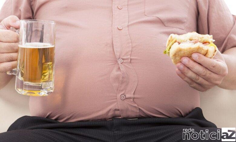 Um estudo feito pelo Instituto Nacional de Câncer José Alencar Gomes da Silva (Inca) revela que o gasto com casos de câncer relacionados à obesidade entre adultos ficou em R$ 1,4 bilhão do total de 3,5 bilhões aplicados em 2018 pelo governo federal no tratamento da doença na rede do Sistema Único de Saúde (SUS). Feito em parceria com a Universidade do Estado do Rio de Janeiro (Uerj) e a Universidade Federal do Rio Grande do Sul (UFRGS), o estudo é inédito e teve início no fim de 2019. O resultado foi publicado no dia 11 de março, na revista científica internacional Plos One. Segundo o oncologista clínico do Inca Ronaldo Corrêa, coordenador da pesquisa, de modo geral, o câncer é uma doença multifatorial. Isso significa que existem diversos fatores de risco para a doença, entre os quais o consumo de tabaco, de álcool e de carne vermelha, o sedentarismo e o excesso de peso ou obesidade. O estudo concluiu que são altos os gastos com cânceres vinculados ao excesso de peso, considerando o cálculo da fração atribuível. “A gente pega a prevalência do fator de risco na população, quer dizer, quantas pessoas têm excesso de peso na população brasileira em diferentes faixas etárias e por sexo e vê qual é a prevalência desse fator de risco. Quanto maior a prevalência, maior a chance que o fator de risco tem de estar causando o câncer”, disse Corrêa hoje (5), em entrevista à Agência Brasil. Os pesquisadores consideram ainda outro fator epidemiológico, que é o risco relativo. Essa medida de associação indica qual é a chance de uma pessoa com obesidade vir a ter um câncer em comparação a uma que não tem excesso de peso. A partir das duas medidas – prevalência e risco relativo – tais valores são aplicados na população brasileira e chega-se à fração atribuída. Percentuais O resultado evidencia quanto o excesso de peso contribui para os diversos tipos de cânceres associados à obesidade. O estudo do Inca mostrou que, no câncer de endométrio (corpo do útero), por exemplo, o índice ficou em torno de 24%. “Então, 24% dos cânceres do endométrio no Brasil, segundo o nosso estudo, são devido ao excesso de peso”, afirmou o médico. Isso significa que, a cada quatro cânceres do endométrio, um é devido ao excesso de peso. De acordo com Corrêa, no câncer de mama, a obesidade contribui com 5%; no câncer colorretal,com 1,8%; no câncer de vesícula biliar, com 8%; no câncer do final do esôfago, cm, 16%; no câncer de próstata avançado, com 2,5%. “Em cada câncer que está associado ao excesso de peso, esse fator tem uma contribuição relativa”. O oncologista explicou que, se o excesso de peso for eliminado entre os brasileiros, pode haver menos 5% de casos de câncer de mama, menos 25% dos casos de câncer do endométrio e assim por diante. O estudo do Inca verificou que 80% de toda a despesa com os cânceres atribuíveis ao excesso de peso foram com tratamento de tumores malignos de mama, colorretal e endométrio. Embora a contribuição do excesso de peso seja relativamente pequena para os cânceres de mama e colorretal, quando comparados ao de endométrio, o impacto econômico é alto pela grande incidência desses cânceres no país. Dados recentes da Pesquisa Nacional de Saúde, do Ministério da Saúde, mostram o avanço do excesso de peso e da obesidade na população brasileira nos últimos anos. O percentual de pessoas obesas em idade adulta mais do que dobrou em 17 anos, passando de 12,2%, entre 2002 e 2003, para 26,8%, em 2019. Nesse período, a proporção dos adultos com excesso de peso passou de 43,3% para 61,7%, o que representa quase dois terços dos brasileiros. Entre os mais jovens, os dados também preocupam: um em cada cinco adolescentes com idade entre 15 e 17 anos apresentou excesso de peso, e cerca de um terço das pessoas de 18 a 24 anos é obesa. Risco Ronaldo Corrêa alertou que uma criança ou adolescente com excesso de peso tem grande risco de se tornar um adulto com excesso de peso. “É provável que o excesso de peso na infância e adolescência seja um fator de risco para a pessoa permanecer com excesso de peso na vida adulta”. Mais tarde, na vida adulta, esse adolescente vai correr o risco de desenvolver câncer. O médico argumentou que uma análise do Brasil nos últimos 20 anos indicará que houve aumento do excesso de peso tanto na população de adultos quanto na de crianças e adolescentes. Para os especialistas, isso sinaliza que, no futuro, haverá vários problemas de saúde. “Não só câncer, mas doenças cardiovasculares, diabetes, entre elas.” Segundo o coordenador do estudo do Inca, o tratamento do excesso de peso poderia representar uma economia de R$ 60 milhões no gasto de R$ 1,4 bilhão registrado pelo governo federal no SUS em 2018. O dinheiro poupado com a eliminação desse fator de risco poderia ser aplicado em mais prevenção e em tratamentos mais eficazes, que podem reduzir a mortalidade por câncer. Covid-19 Na avaliação de Corrêa, o distanciamento social e o confinamento adotados para impedir a disseminação da covid-19 podem aumentar o percentual de obesos no país, por causa do sedentarismo e do maior consumo de alimentos processados e ultraprocessados. “É provável que, com esses fatores, tenha havido um aumento do excesso de peso na população.” Ele esclareceu, porém, que aumento de peso não significa que a pessoa vá ter câncer imediatamente. “Existe o que a gente chama de gap [lacuna] temporal. A pessoa vai passar alguns anos exposta àquele fator de risco para desenvolver um câncer.” Corrêa explicou que a pessoa começa a vida adulta aos 20 anos. Se ficar com excesso de peso até os 30, a partir de 40, 50, 60 anos, ela tem muito mais risco de ter câncer do que os adultos que se mantiveram no peso ideal. O médico destacou, porém, que ao final da pandemia, quem ganhou peso nesse período pode retornar às atividades normais e emagrecer. “Não é uma condenação”, disse Corrêa, que definiu a pandemia como um evento transitório, que vai passar. A diretora-geral do Inca, Ana Cristina Pinho, disse que os resultados do estudo podem ajudar os formuladores de políticas públicas, como o próprio instituto, a dar prioridade a ações de controle do câncer, buscando equilíbrio entre o que é gasto na prevenção, especificamente no excesso de peso, e o que é gasto com o tratamento do câncer.