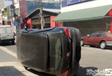 Um dos, dois carros, envolvido no acidente