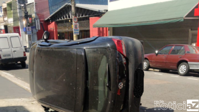 Um dos, dois carros, envolvido no acidente