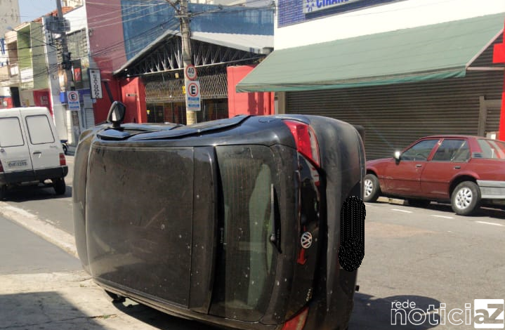 Um dos, dois carros, envolvido no acidente