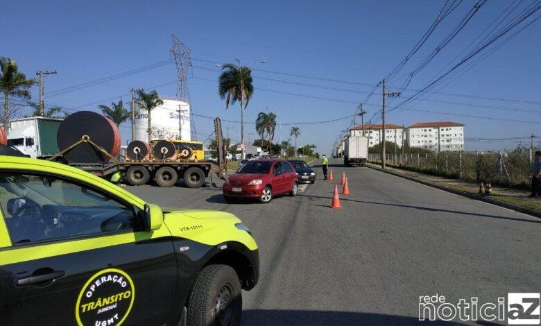 Carreta presa no asfalto em Jundiaí