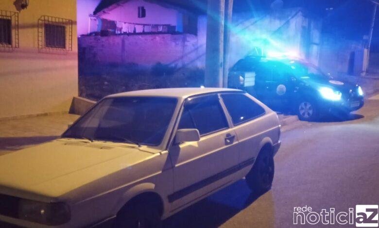 Uma denúncia anônima levou a GMC a recuperar carro furtado. A base da Guarda Municipal recebeu a denúncia sobre um veículo abandonado