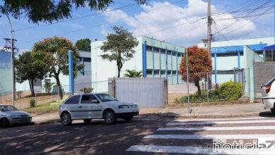 Homens são presos em escola furtando fios