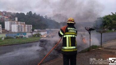 Bombeiros apagam fogo em carro