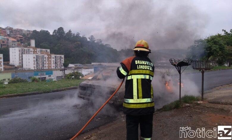 Bombeiros apagam fogo em carro